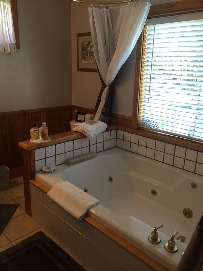The Gables Wine Country Inn Santa Rosa Room photo