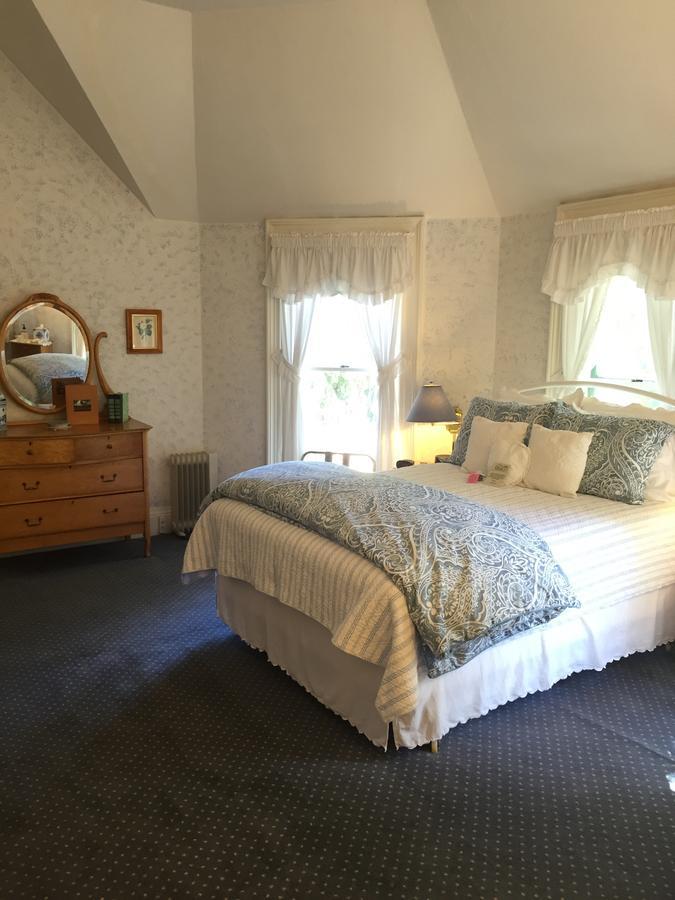 The Gables Wine Country Inn Santa Rosa Room photo