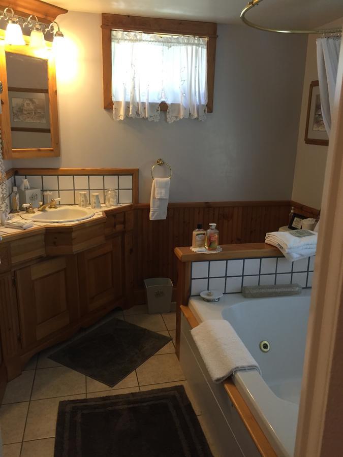 The Gables Wine Country Inn Santa Rosa Room photo
